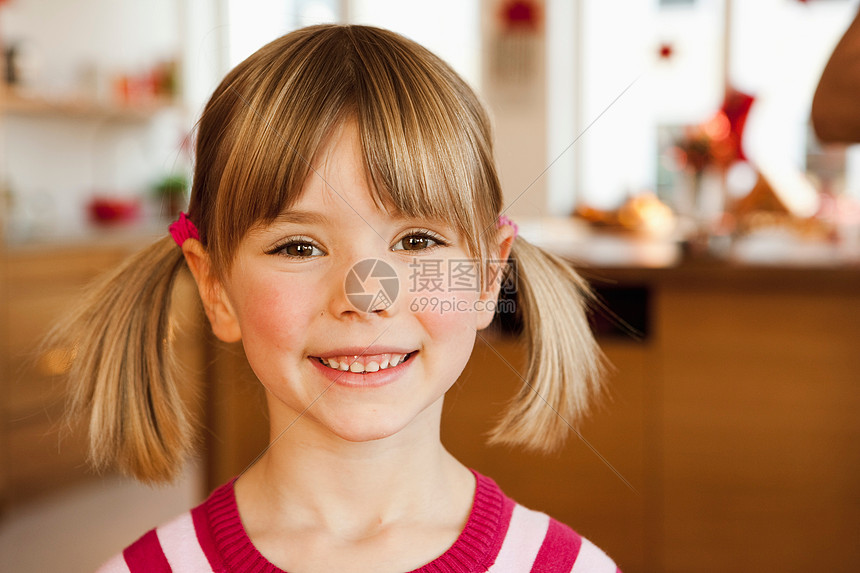 小女孩在厨房微笑图片