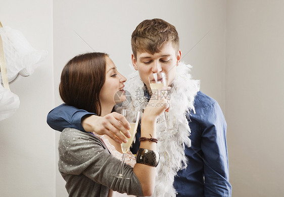 男人喝女朋友的杯子图片