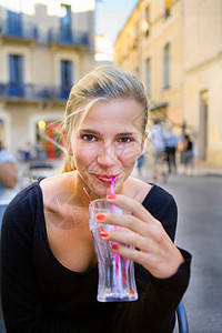 在咖啡馆喝酒的年轻女子画像图片