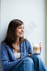喝咖啡休息的女人图片