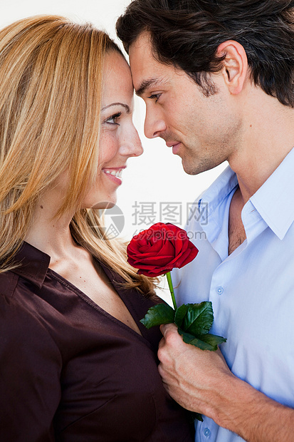 带玫瑰的年轻浪漫夫妇图片