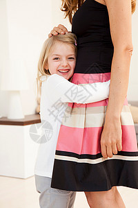 抱女儿的母亲快乐高清图片素材