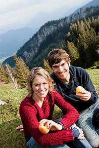 夫妇休息时吃苹果图片