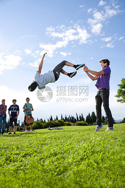 男孩跳起来翻转图片