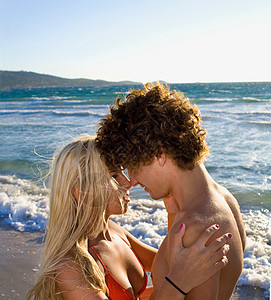海滩上性感浪漫的情侣图片