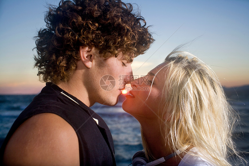 情侣在日落时亲吻图片