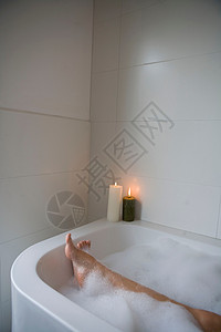 浴缸里的女人腿图片