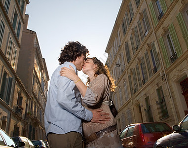 年轻夫妇在街上接吻图片