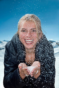 年轻的女子手捧雪图片