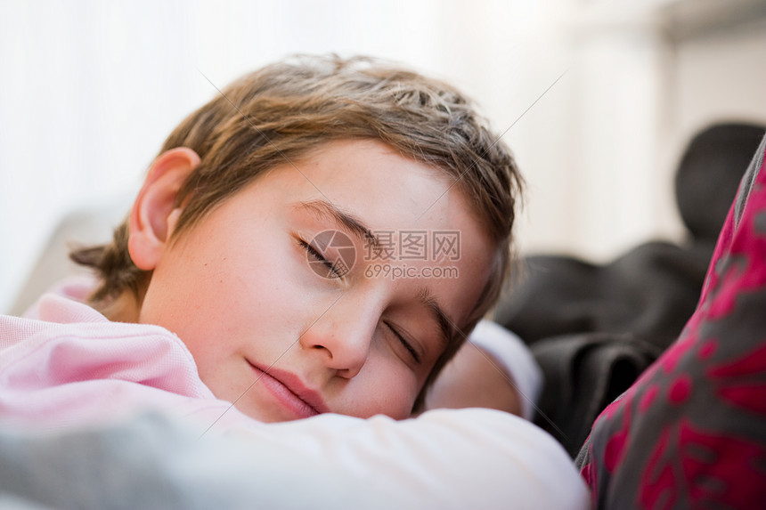 ‘~男孩在趴着睡觉  ~’ 的图片