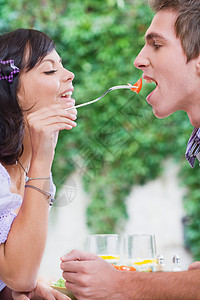 女人喂男人吃番茄图片