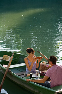 在船上野餐的男女图片