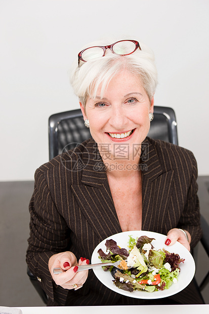 女人吃沙拉图片
