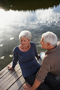 在码头放松的老年夫妇图片