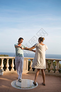 情侣在阳台上跳舞图片