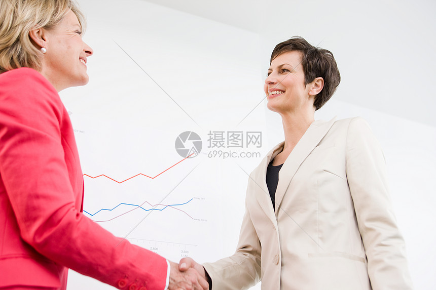 两个女人握手