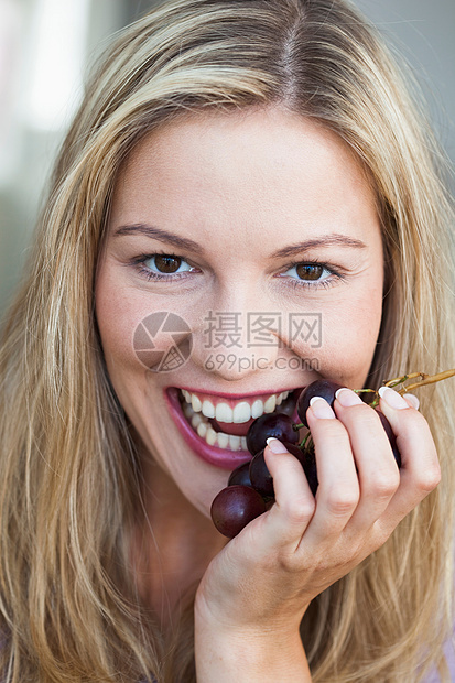 吃葡萄的年轻女子图片