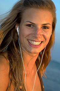 海滩上的年轻女子高清图片