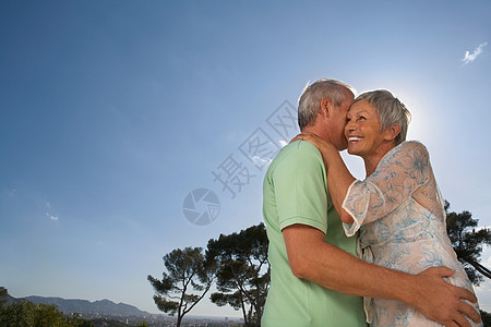 露台上拥抱的老年夫妇图片