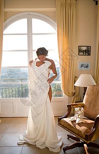 新娘举着婚纱背景图片