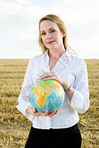 麦田里拿着地球仪的女人图片