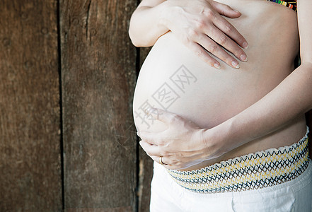 抱着肚子的孕妇图片