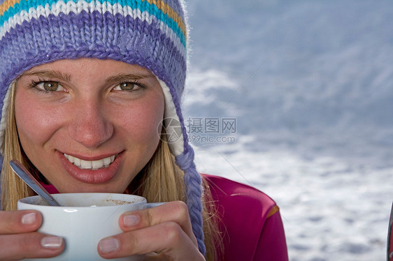 拿着茶杯的女孩图片