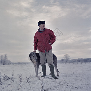 冰雪覆盖的田野里深情的人的肖像图片