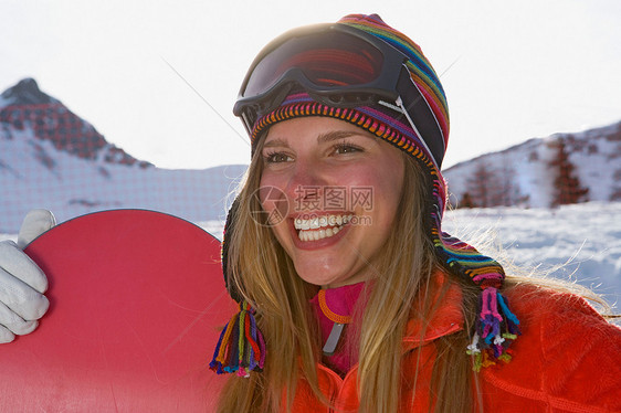 拿着滑雪板微笑的女孩图片