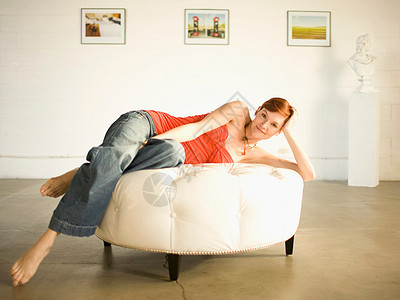 在公寓阁楼放松的女人图片