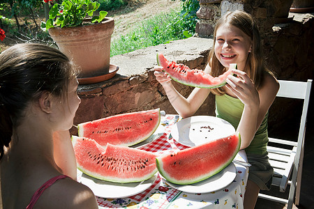 两个女孩吃西瓜图片