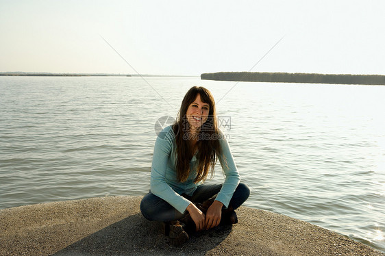 坐在湖边的女人图片