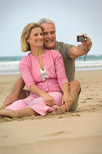 一对夫妇在海滩上拍照图片