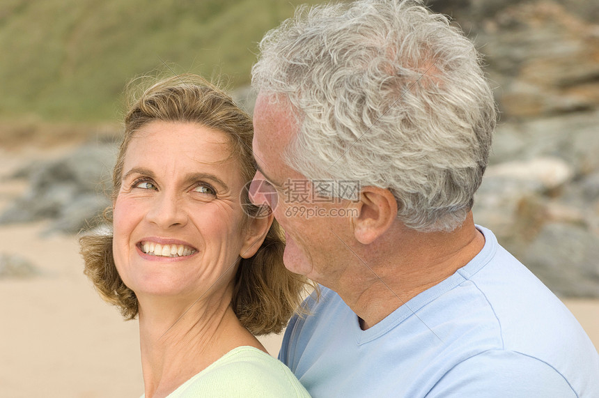 在海滩拥抱的情侣图片