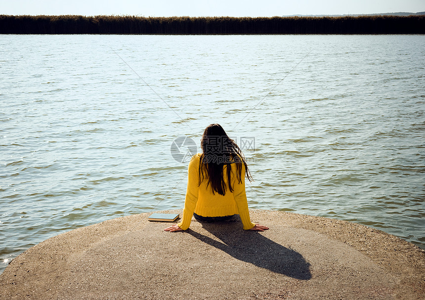 坐在湖边的女孩图片