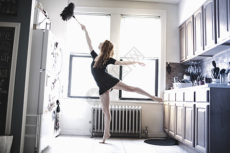 现代舞蹈家打扫她的公寓高清图片