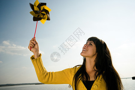 女孩举起玩具风车图片