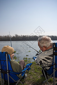 祖父和孙子钓鱼图片
