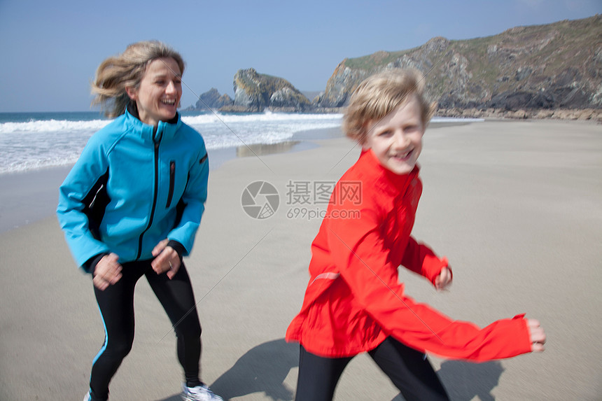 妈妈和儿子在海滩上玩耍图片