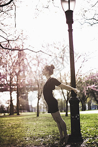 现代舞者在城市公园摆姿势图片