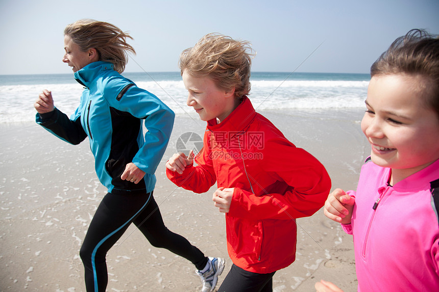 一家人在海滩上跑步图片