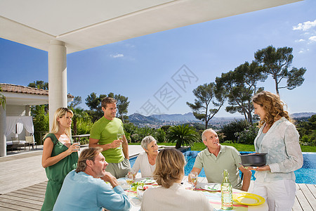 在泳池边的家庭聚餐高清图片