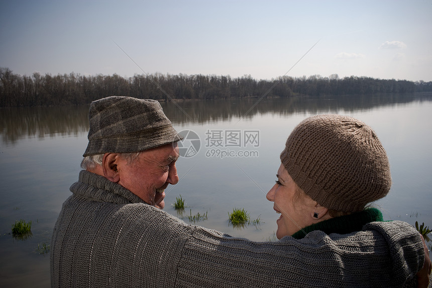 河边的老夫妇手挽手图片