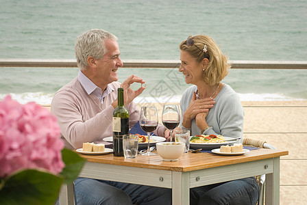 夫妇在海边餐厅用餐图片