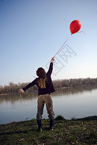 河边的女孩拿着气球图片