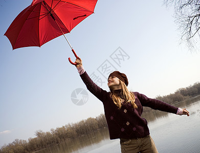 河边的女孩拿着红伞图片