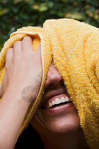 笑着的女人擦头发图片
