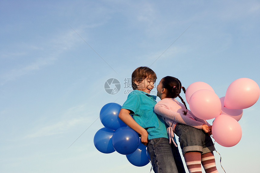 孩子们拿着气球笑图片