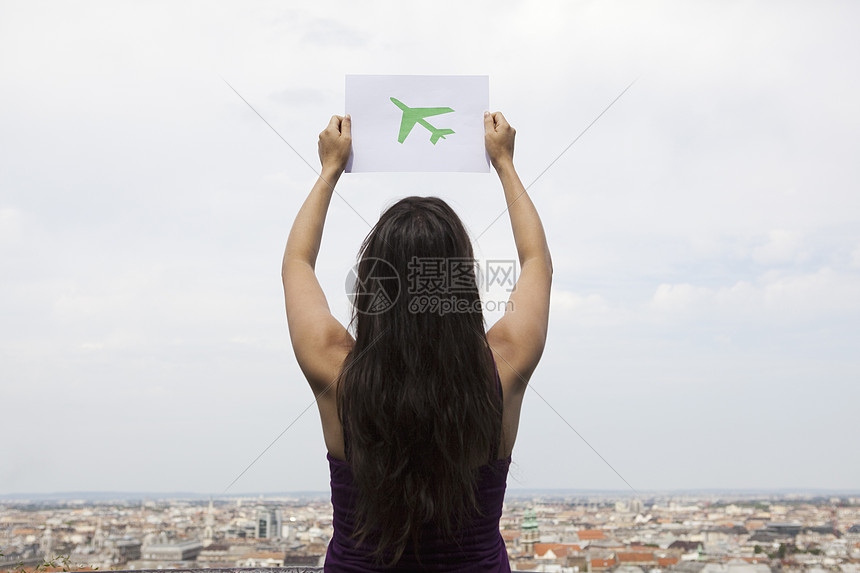 女人着画有绿色飞机的纸图片
