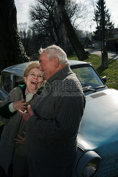 在乡下靠车的老年夫妇图片
